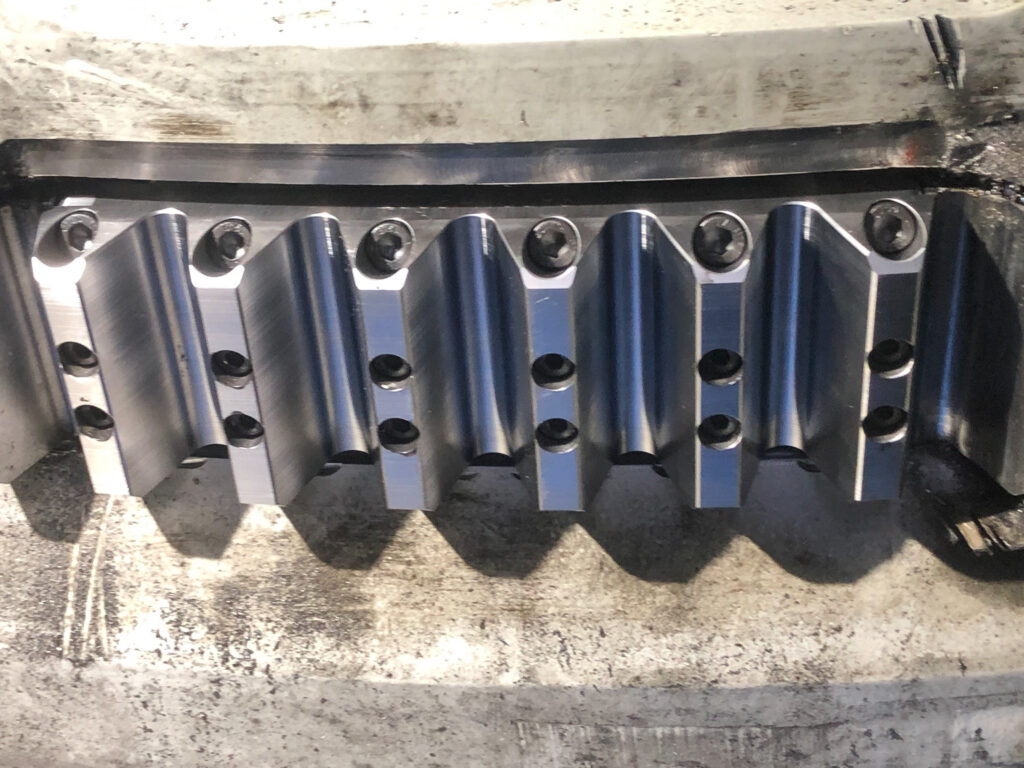 Bolt-on replacement tooth segments installed on a wind turbine yaw ring